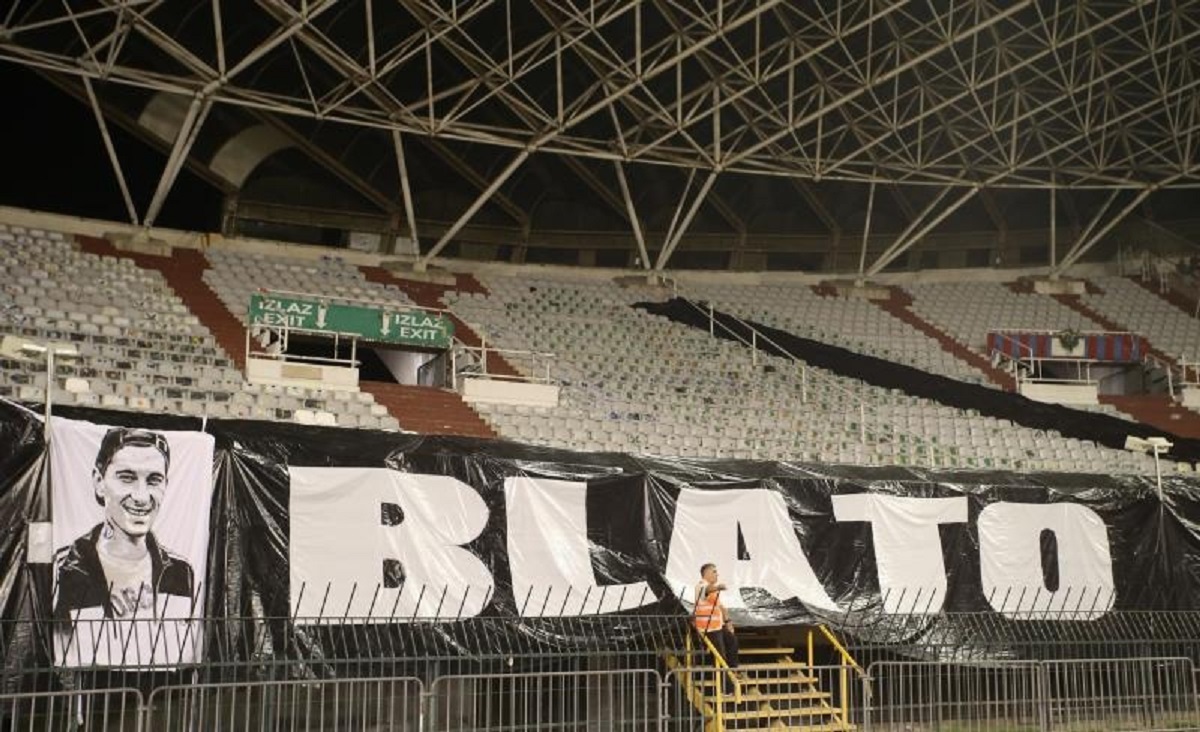 HAJDUK SE POKLONIO UBIJENOM NAVIJAČU Igrači zagrljeni pod praznim sjeverom i njegovim imenom