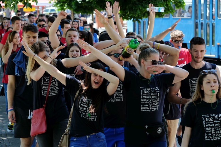 16 ŠKOLA ODGODILO MATURALAC U ŠPANJOLSKU Bijesni oni koji su željeli ići jer je agencija odgodila i njihov put