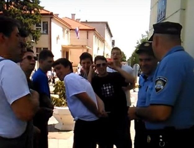 VIDEO Maturanti policajcima otpjevali bećarac, pogledajte njihovu reakciju