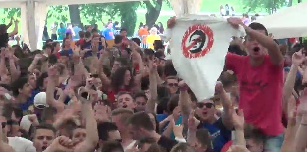 Video dana: Tisuće zagrebačkih maturanata pjevaju Dinamovu himnu