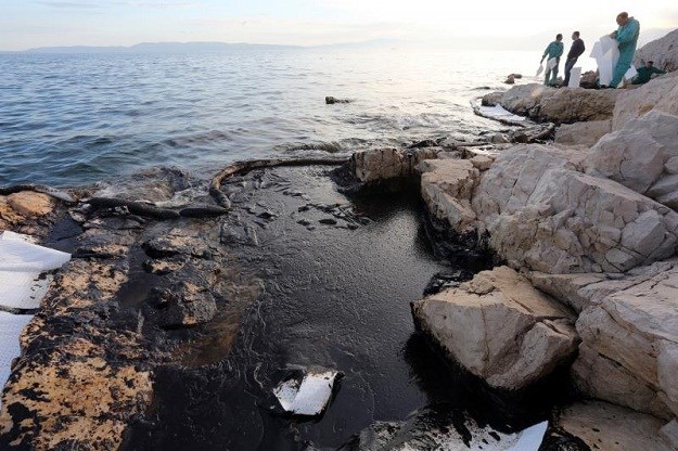 Strašan ekološki incident kod Rijeke: Iz rafinerije opet iscurio mazut, more i obala totalno zagađeni
