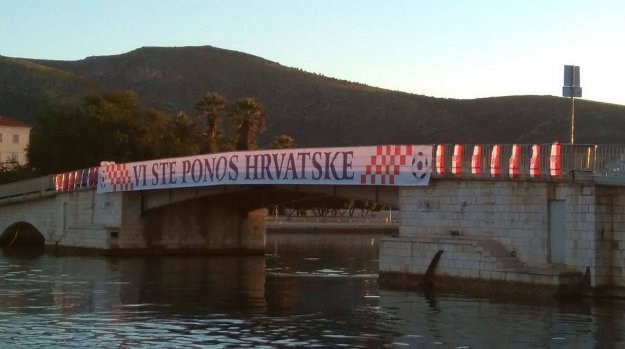 Hrvatska podijeljena: Na Čiovskom mostu osvanuo odgovor na poruku "Sve izgubili dabogda"