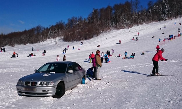 Kao da je sam na svijetu: Parkirao BMW nasred punog skijališta Platak