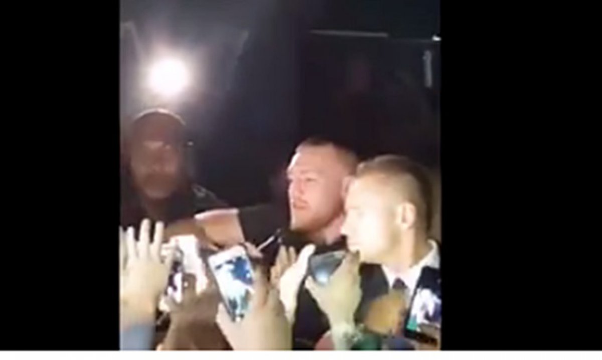 Nogometni navijač zalio McGregora pićem u noćnom klubu