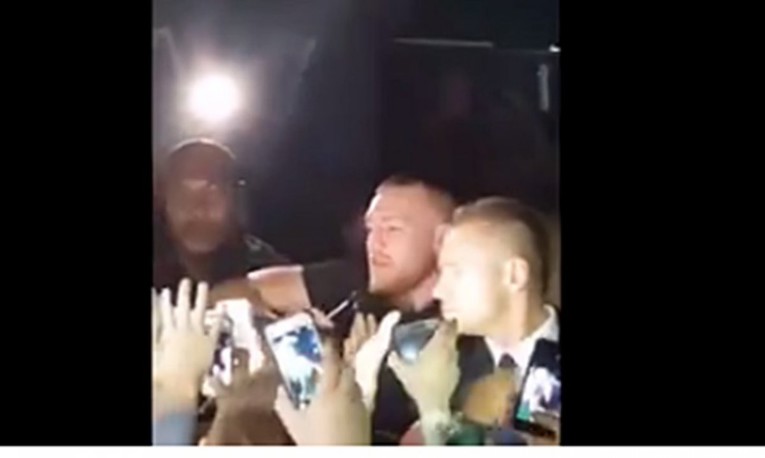 Nogometni navijač zalio McGregora pićem u noćnom klubu
