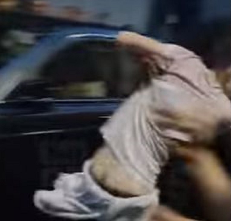POČELO JE Conorovi fanovi napali Floydovu limuzinu, koja u gužvi ruši Mayweatherovu gorilu