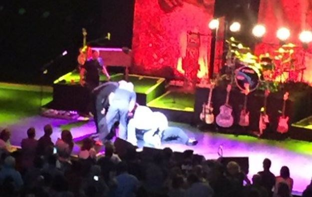 VIDEO Fanovi u šoku: Meat Loaf se srušio tijekom koncerta