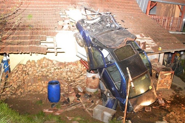 FOTO Pijan sletio s ceste, zabio se u drvo pa završio na krovu kuće u Međimurju