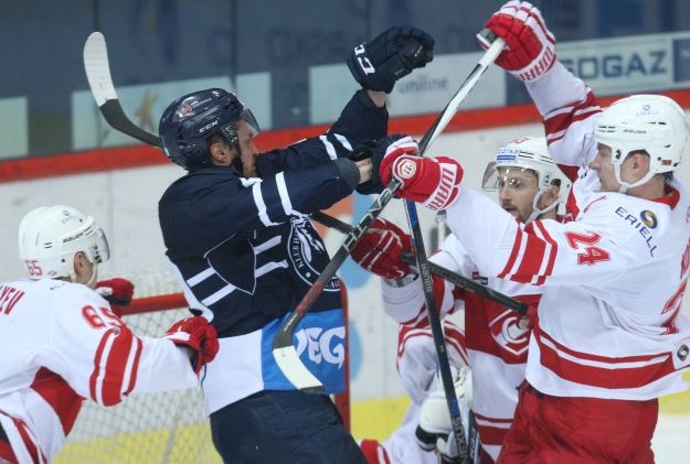 Skandal u KHL-u: Ruski navijači rasistički vrijeđali igrača Medveščaka