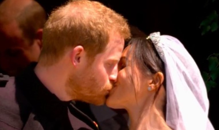 Pogledajte prvi bračni poljubac Meghan i Harryja