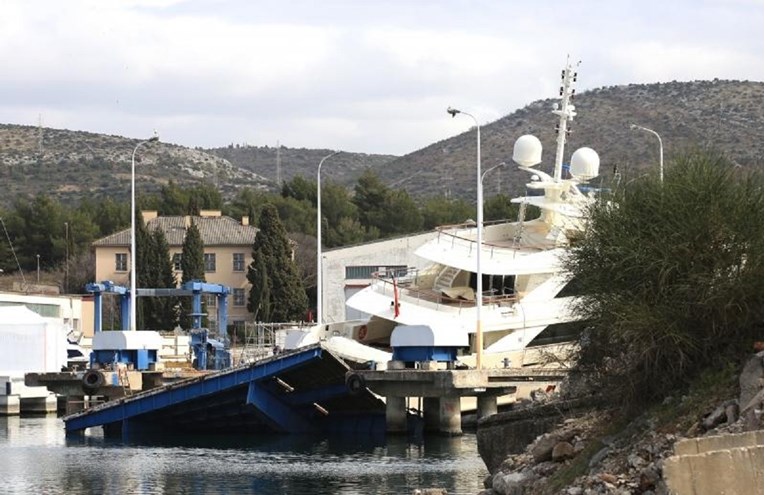 FOTO Ogromna jahta kod Šibenika kliznula s lifta, u spas stigla dizalica od 72 metra