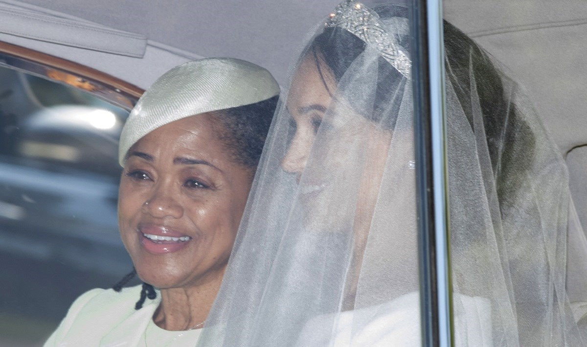 Otkriveni razlozi zbog kojih je majka Meghan Markle sjedila sama u drugom redu