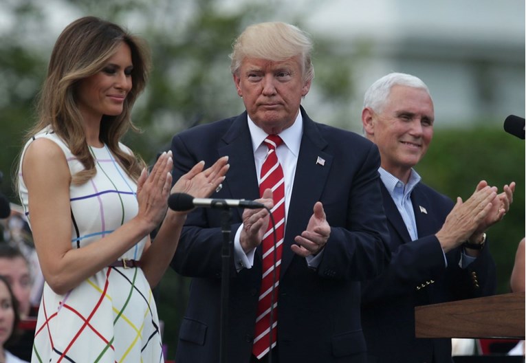 Trump uz čestitku stavio fotku Melanije u "stolnjaku", Amerikanci pobjesnili