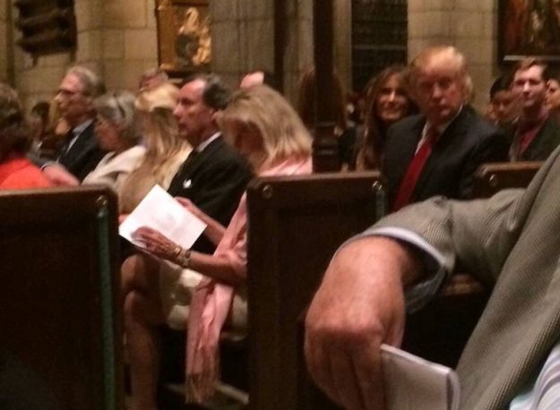 FOTO Vjernici zgroženi: Melania Trump na polnoćku došla u prekratkoj suknji