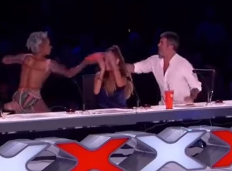VIDEO Simon Cowell rugao se braku Mel B, ona ga zalila vodom i izjurila iz studija usred live showa