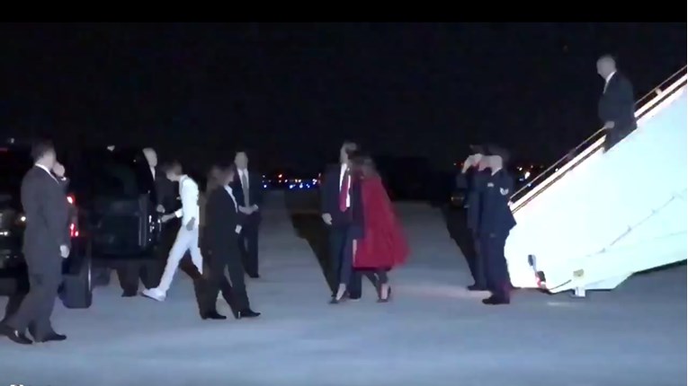 VIDEO Iz ove snimke je očito da je Melaniji pun kufer Donalda Trumpa