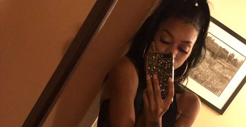 Objavila je seksi selfie, a svi gledaju njenu golu frendicu u umivaoniku: "Ovako se žene zabavljaju"