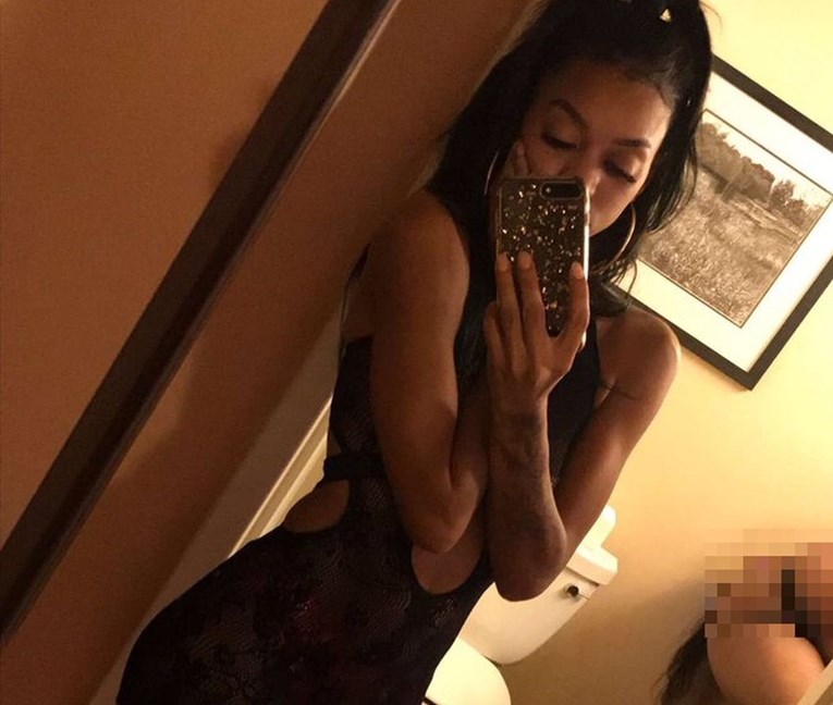 Objavila je seksi selfie, a svi gledaju njenu golu frendicu u umivaoniku: "Ovako se žene zabavljaju"