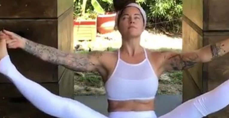 Vježbala je jogu u bijelim tajicama s mrljama šaljući moćnu poruku ženama i muškarcima!
