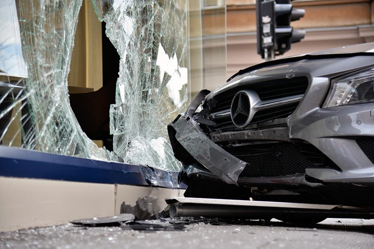 VIDEO, FOTO Mercedesom se zabila u restoran u centru Zagreba