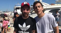 FOTO Messi pozirao s fanom, fotka napravila kaos na Twitteru: "Kakvo mu je to mutantsko koljeno?"