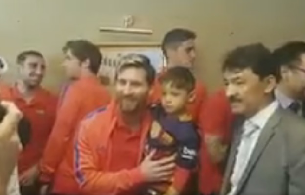 Dječak s najlonskim Messijevim dresom napokon upoznao svojeg idola