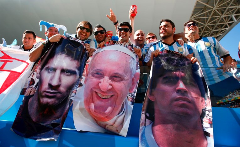 Maradona: "Messi  je najveći iako nije osvojio SP, Argentinci zahvalite Bogu što imate njega, Papu i mene"