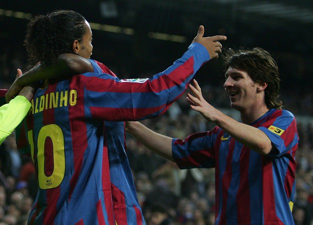 Legendarni Ronaldinho ponovo potpisao za Barcelonu