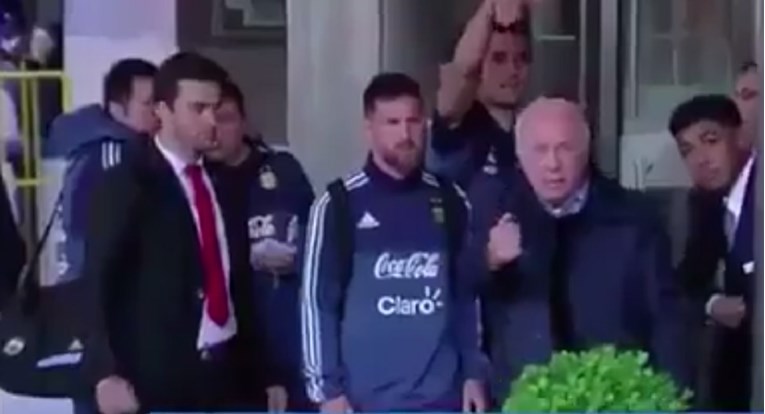 "EJ, PUSTI MALOGA!" Messi naredio redarima da dovedu uplakanog klinca kojeg su odvukli jer se želio slikati s njim