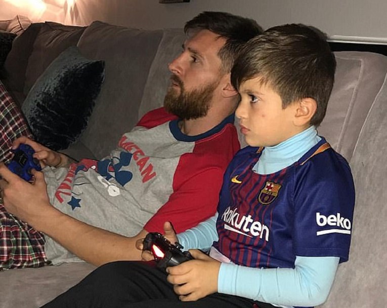 Messi sa sinom igrao FIFA-u 18, Real teško stradao