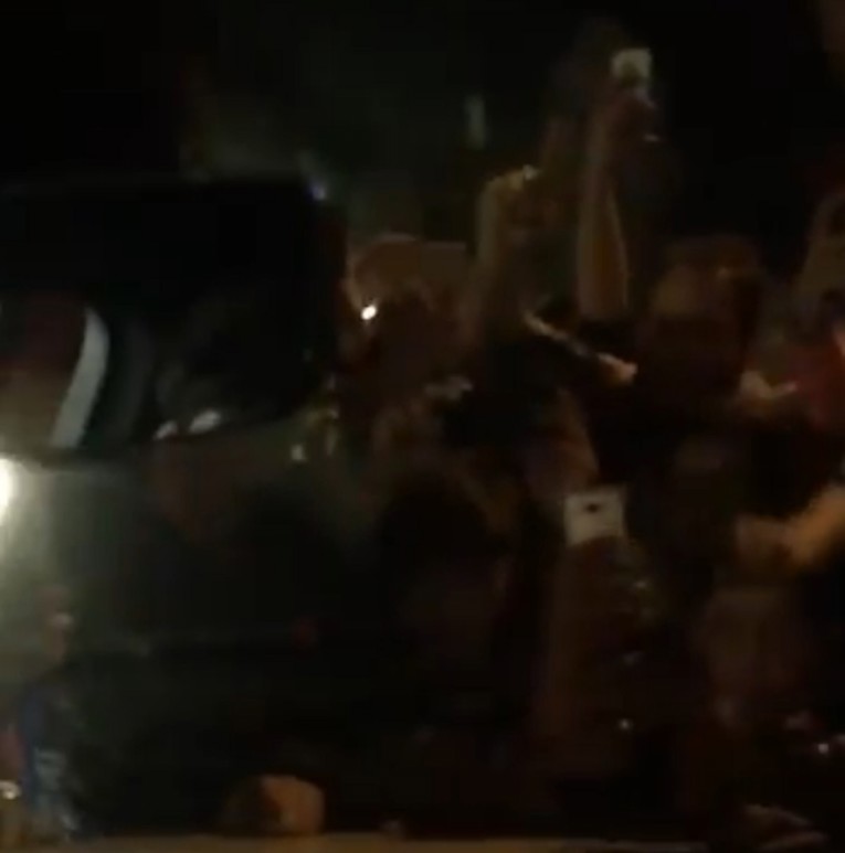 Pogledajte kako navijači ne puštaju Messija sa stadiona