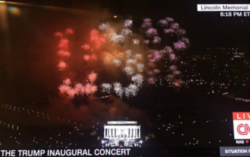 FOTO Trumpov vatromet na nebu ispisao USR umjesto USA? Društvene mreže eksplodirale