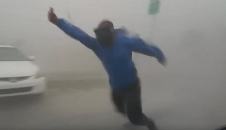 VIDEO Meteorologa na Floridi vjetar koji puše 150 km/h nosi po cesti, jedva se održao na nogama