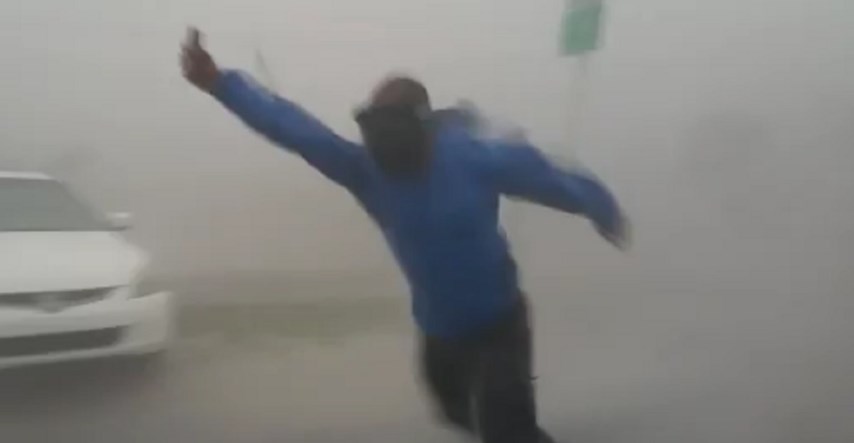 VIDEO Meteorologa na Floridi vjetar koji puše 150 km/h nosi po cesti, jedva se održao na nogama