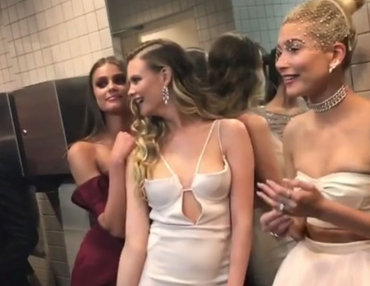 VIDEO Poput tinejdžera: Zvijezde glamurozne Met Gale na podu WC-a pušile cigarete i lupale selfije