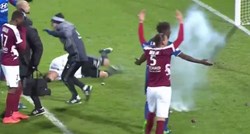 VIDEO Prekinuta utakmica u Francuskoj: Navijači Metza petardom pogodili vratara Lyona