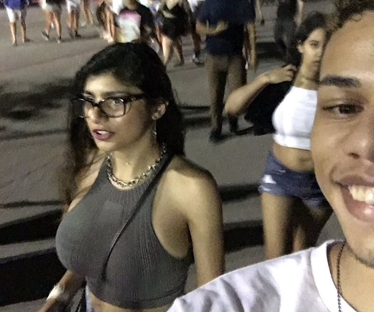 FOTO Mia Khalifa udarila muškarca koji je htio selfie s njom