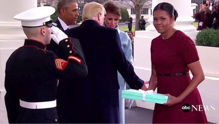 VIDEO Tajna plave kutije: Čini se da je Melania Obamama poklonila totalno nepotrebnu glupost