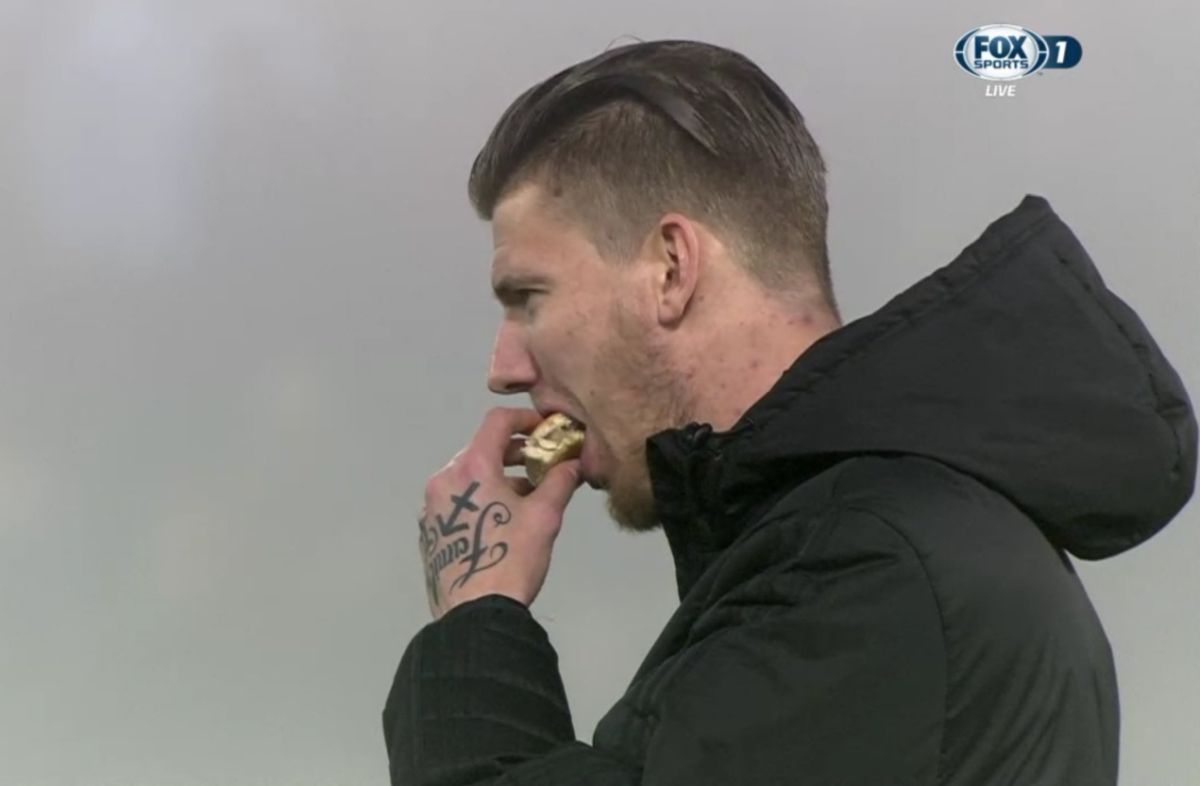 UMJESTO ZAGRIJAVANJA JEO SENDVIČ Feynoord kaznio napadača zbog bizarnog poteza