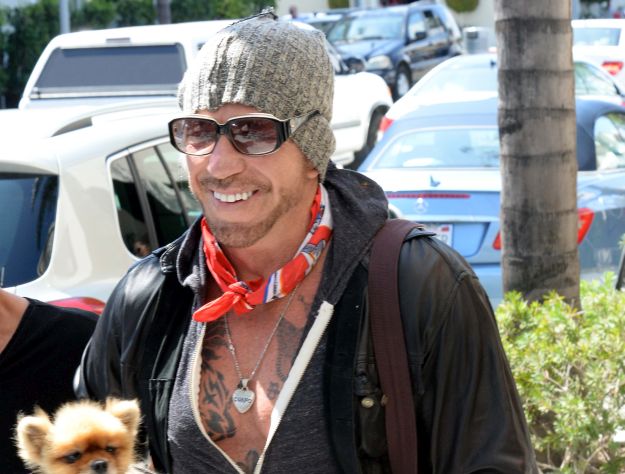 Svi znamo da je Mickey Rourke imao previše operacija, ali ovo je nova ...