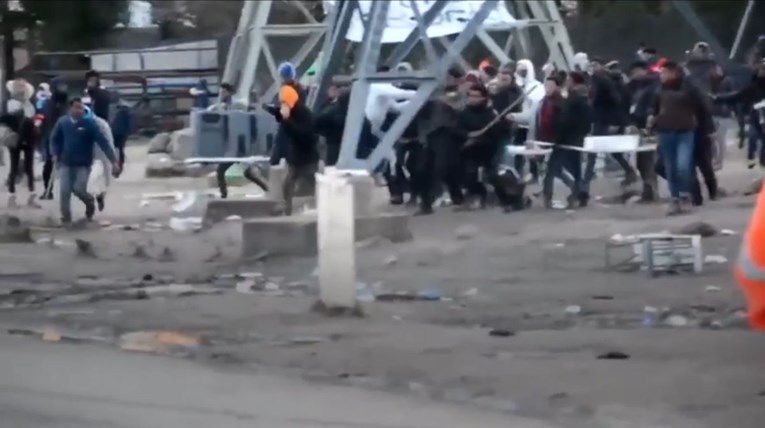 KAOS U CALAISU Francuska šalje interventnu policiju zbog masovnog sukoba bandi migranata