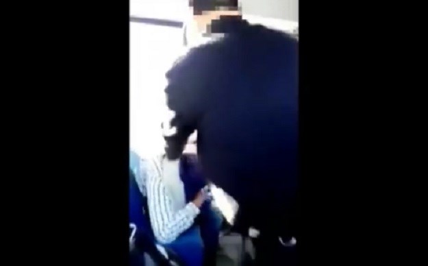 VIDEO Vozač autobusa podivljao, napao migranta i vikao mu "mrzim te, prokleta svinjo"