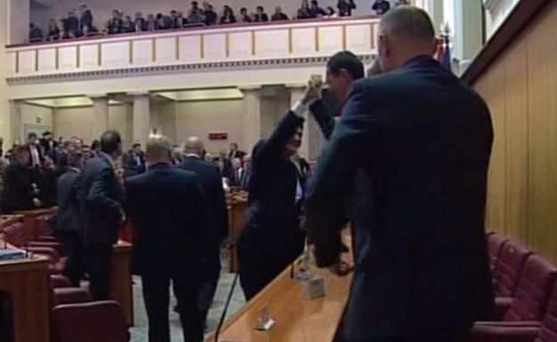 VIDEO Raspoloženi Milanović nakon prekida sjednice dao "high five" Kotromanoviću