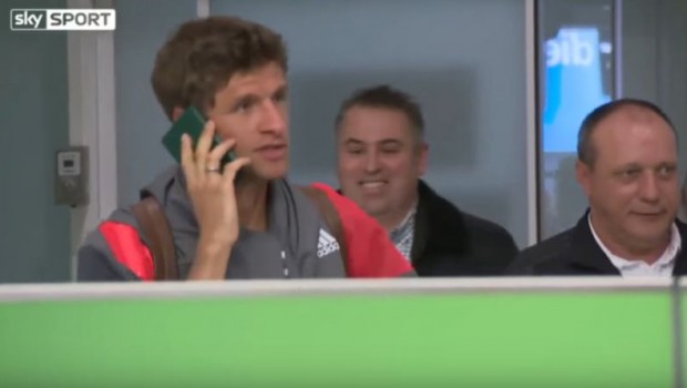 VIDEO Thomas Muller majstor iluzije: Evo kako je prevario novinare u zračnoj luci