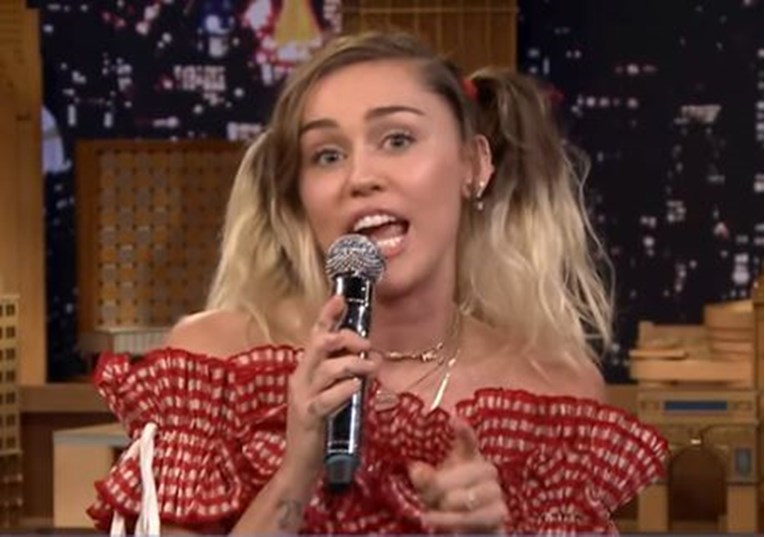 VIDEO Miley Cyrus pjevala pjesme prevedene s hrvatskog (i nije dobro ispalo)