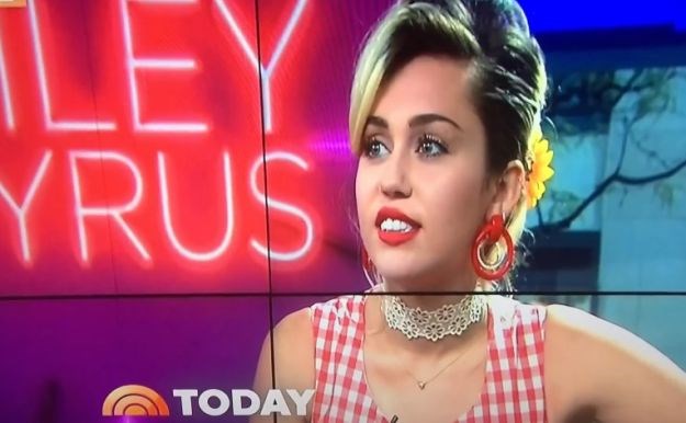 VIDEO Miley Cyrus nije imala pojma da je mikrofon uključen pa je sočno opsovala