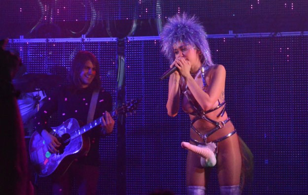 Miley Cyrus zapanjila fanove: Otvorila turneju noseći veliki umjetni penis i gole grudi
