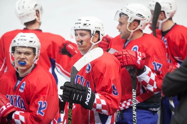Hrvatski hokejaši pobjedom nad Estonijom ostali u igri za medalju