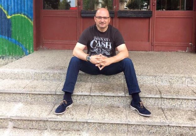 Sve za glasove: Milijan Brkić naslikava se ispred škole u majici s imenom Johnnyja Casha