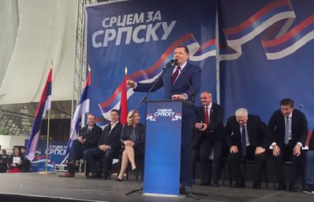 Opsadno stanje u Banja Luci: Poslušajte kako je Milorad Dodik otpjevao "Ne može nam niko ništa"